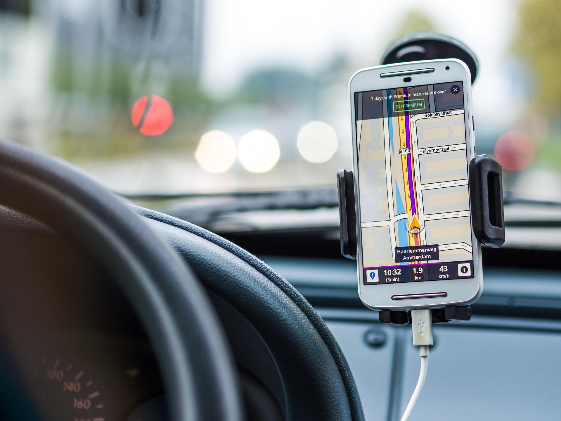 Sokan betiltanák a vezetés közbeni mobilozást